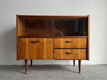 RETRO KOMODA SO SKLOM A BAROM