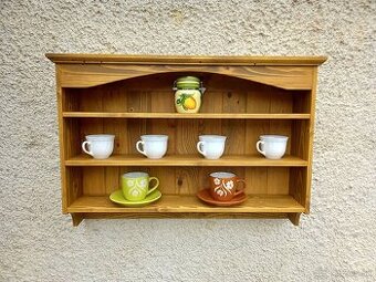 Polica z paletového dreva vo vidieckom štýle