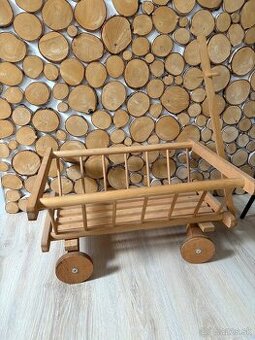 Drevený vozík.