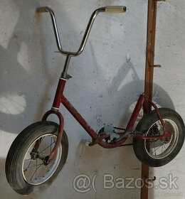Nekompletný starý detský bicykel