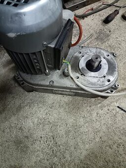Elektromotor s prevodovkou