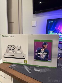 🎮 Xbox One S 1TB s SSD, 2 ovládače, FIFA 23, stojan – TOP s
