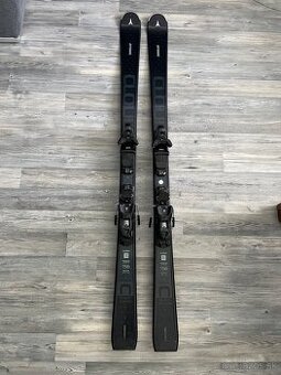 Lyže Atomic, lyžiarky, prilba, okuliare Salomon, paličky