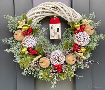 Vianočný veniec 35cm na bielom prútenom základe na dvere