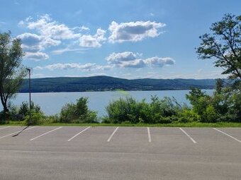 Jeden z troch pozemkov v prvej línii pri vode PREDANÝ