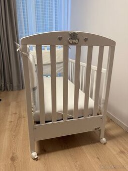 Detská postieľka Erbesi s medvedíkov a srdiečkami