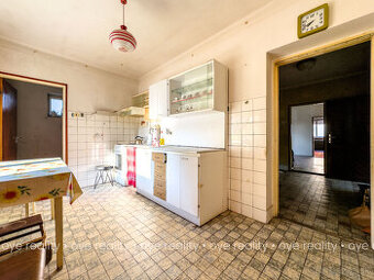 Na predaj priestranný 3-izbový tehlový rodinný dom v centre