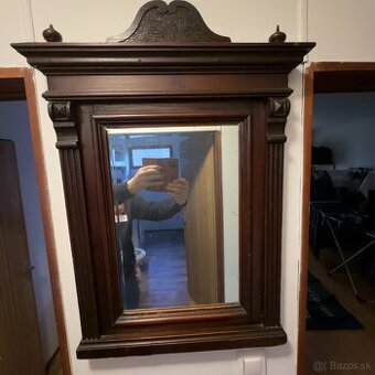 Staržitné zrkadlo s masívnym dreveným rámom (cca 1900)