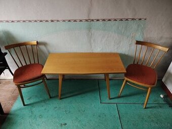 Starodávny stolík a stoličky