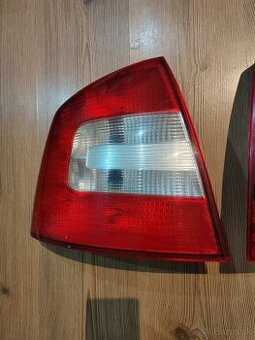 Škoda Octavia 2 sedan zadné svetlá po facelifte