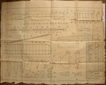 Starý stavebný plán a plastikové modely lietadiel