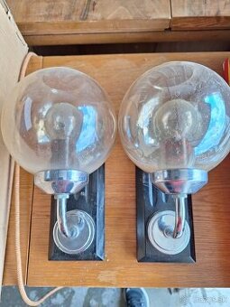 Nástenné lampy.
