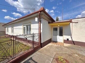 Predaj-5i dom s pekným pozemkom a garážou Tvrdošovce