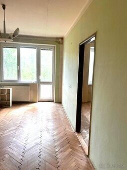 Veľký 3 izb. tehlový byt 81 m2 pri námestí v HE (za VUB)