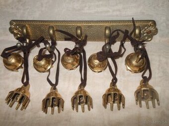 Mosadzný vešiak s desiatimi mosadznými zvoncami