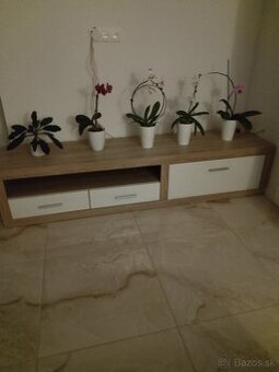 Skrinka pod televízor