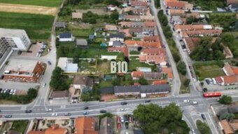 ROVINATÝ POZEMOK V CENTRE OBCE PRIPRAVENÝ NA STAVBU - ul. BR