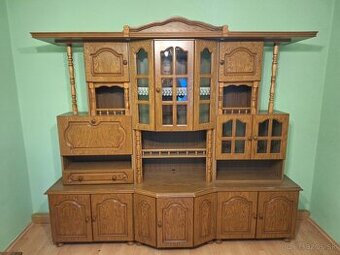 Staršia obývacia stena