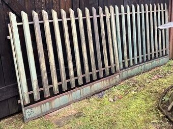 Železná dvojkrídlová brána