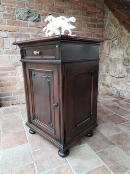 Starožitna skrinka, nočný stolík