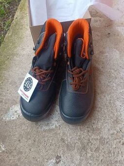 Nove pracovné topanky Wintoperk 43