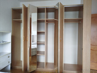 Šatníková skriňa