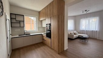 Ponúkam Vám do prenájmu moderný rodinný dom v Leviciach.