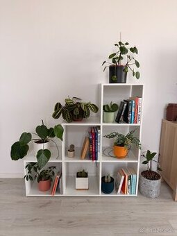 Moderná policová knižnica / regál – biely