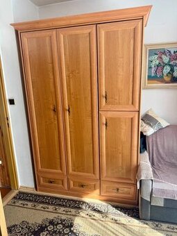 Trojdielna šatníková skriňa