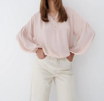 Nádherná púdrová blúzka s balónovými rukávmi
M/38/10 -