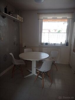 Jedálenský rozkladací stôl