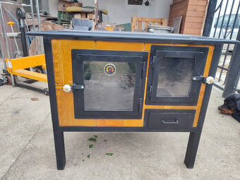 Kachľový sporák na drevo, piecka, pec.