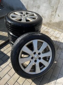 R17 Toyota elektróny s pneu
