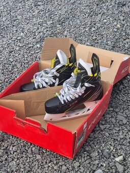 Hokejové korčule CCM Super Tacks – veľkosť US 9 / EUR