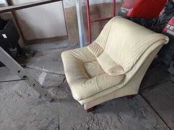 Darujem kožené kreslá