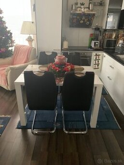 Kuchynský biely stôl so 4 koženými hojdacími stoličkami