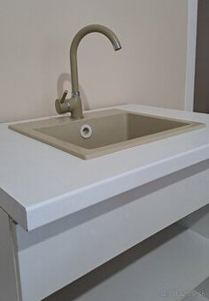 Kuchynsky drez s bateriou