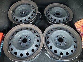 Plechové disky R16 ET45 - z Toyota Auris