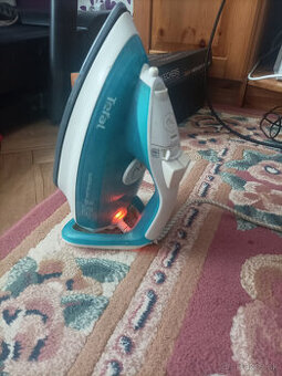 Žehlička Tefal s naparovaním a tefónovým povrchom
