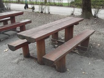 Zahradne sedenie z masívu