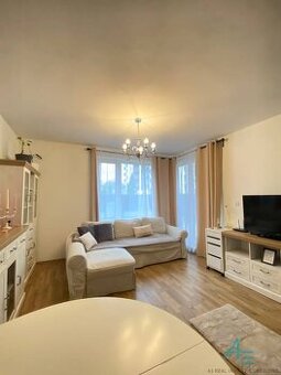 Bezbariérový,  2.izbový byt s predzáhradkou a garážovým stát