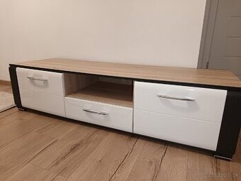Komoda pod TV