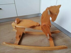 Krásny drevený hojdací koník