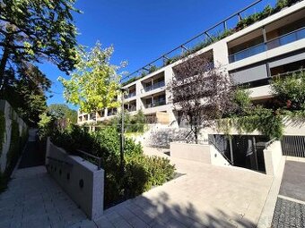 2-izbový byt s predzáhradkou a parkovaní na hradnom ko…