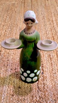 Keramická figúrka – dievča so svietnikmi (retro)