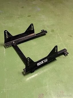 Konzola na športové sedadlo