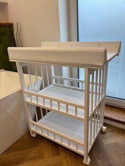 Drevený prebaľovací pult na kolieskach