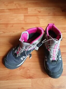Predám dievčenské turistické topánky