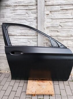 Mercedes e 213 dvere práve predné