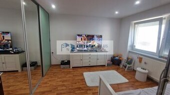 Predám 2 izbový TEHLOVÝ byt s parkovaním vo dvore CENTRUM No